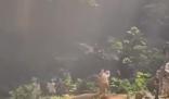 游客天坑內打排球遇丁達爾效應 悠閑愜意仿佛置身世外桃源