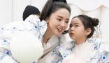 董璇看女兒小酒窩走秀時的眼神 一瞬間感覺娃長大了