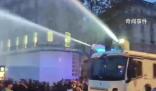 法國街頭爆發(fā)大規(guī)?？棺h 警方動用高壓水槍