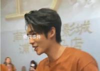 陳飛宇于適握手 各有各的養眼