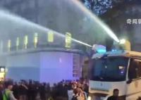 法國街頭爆發(fā)大規(guī)模抗議 警方動用高壓水槍