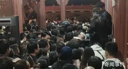 游客9塊9夜爬古武當山被擠爆 臨時關閉售票通道
