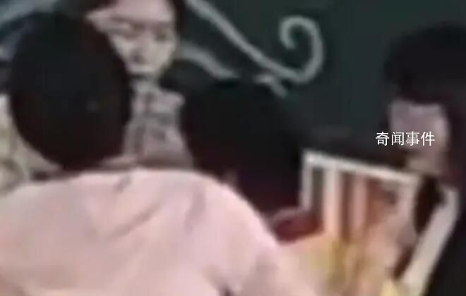 老師3分鐘接力救呼吸困難小學(xué)生 學(xué)生順利脫險