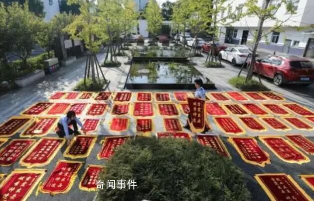 派出所倆月收50多面錦旗鋪了一地