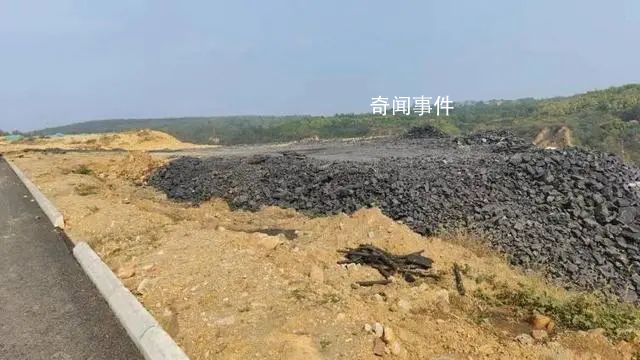 河南一省道沿線出現大量黑礦渣