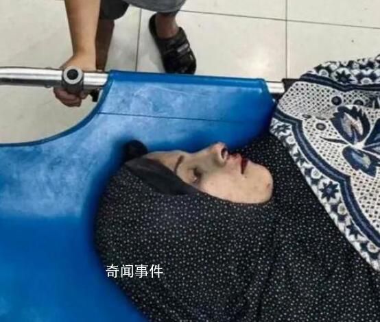 巴勒斯坦空襲幸存男孩照看受傷母親 實在讓人看著心酸不已