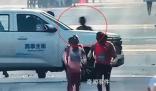 大連馬拉松中國選手沖刺時被車擋住