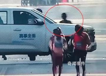大連馬拉松中國選手沖刺時被車擋住
