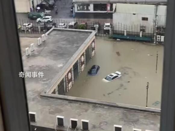 廣東湛江暴雨致部分路段車泡水 市民騎電動車涉水前行