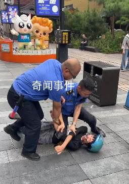 外賣員抗拒鎖車將城管踹倒后被制服 步行街不允許電動車進入