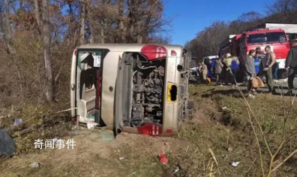 中國大巴在俄側(cè)翻 司機涉嫌超速被抓