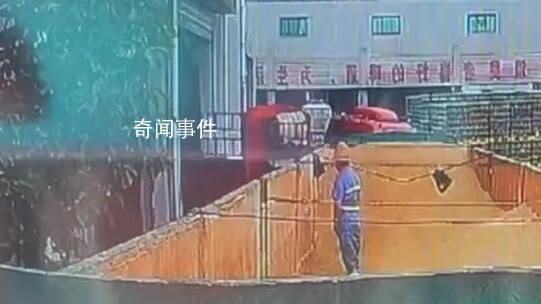 青島啤酒工人被曝在原料倉小便 監(jiān)管部門回應(yīng)