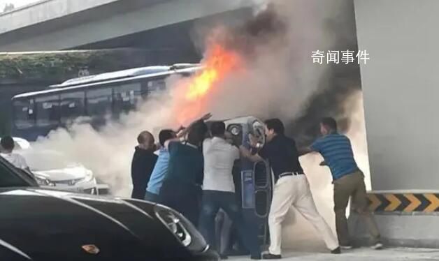 撞車出租所屬公司稱司機(jī)已盡力剎車 目前事故仍在進(jìn)一步調(diào)查中