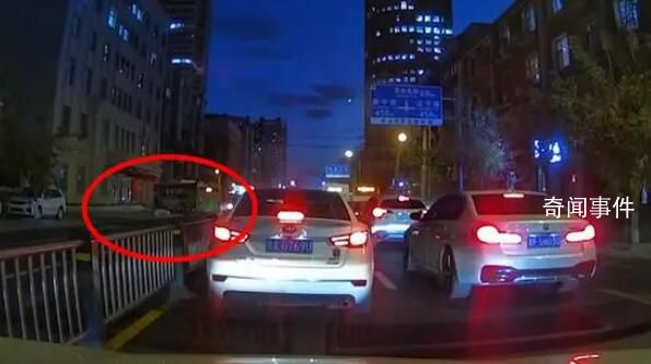 長春一公交失控連撞多車 司機暈倒