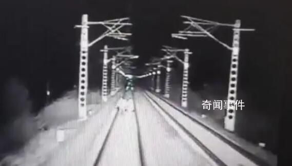 火車撞人致2死 記錄儀拍下現場