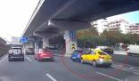 寶馬與出租相撞 目擊者:兩車斗氣
