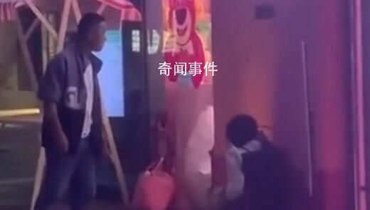 懷疑妻子出軌 男子當街踢踹女方