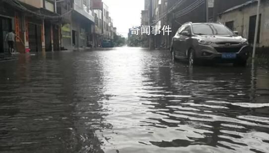 廣東陽江遭遇暴雨洪澇 有轎車被沖走