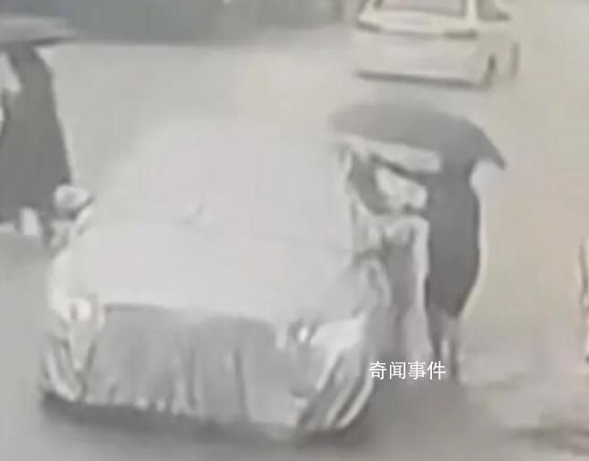 女司機不卸車衣盲開幾米后追尾 當時正值下班高峰期車流量較大