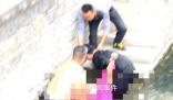 59歲白發(fā)大爺民警勇救落水者 溺水者被成功救回