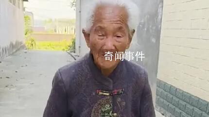 116歲老人全年穿單鞋睡覺腳露被外
