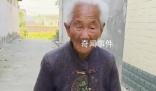 116歲老人全年穿單鞋睡覺腳露被外