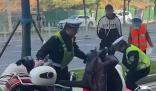 官方辟謠交警執法推倒電動車