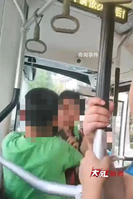 女子公交車上連扇男孩耳光