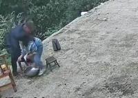 爺爺摔倒孫女找人幫忙后才敢大哭 網友：好懂事的小棉襖