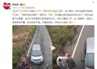 男子開車看手機撞到騎車老媽 警方對陳先生進行了批評教育