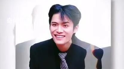 小楊哥換頭像:身穿YSL西裝