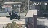 司機(jī)把冒煙貨車一路開進(jìn)消防站 很快將火撲滅