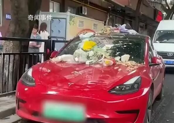 特斯拉停路邊被倒滿垃圾 乍一眼看還以為是誰的婚車