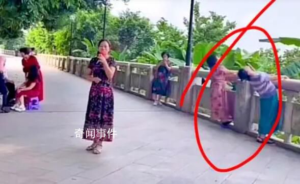 大媽健身時拉斷石欄桿 讓眾多網(wǎng)友感覺不可思議