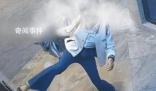 女子坐電梯用腳“按”鍵 引發(fā)廣泛關(guān)注