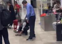 農(nóng)民工車站內(nèi)把禁帶工具砸爛