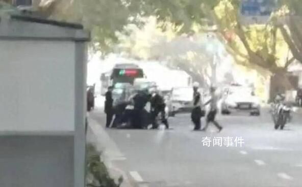 鄭州一男子在馬路上揮刀 警方回應(yīng)
