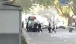 鄭州一男子在馬路上揮刀 警方回應(yīng)