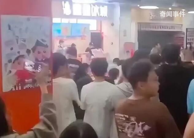 學生吐槽蜜雪店主3歲兒子掀女生裙子 目前警方已介入