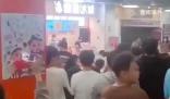 學生吐槽蜜雪店主3歲兒子掀女生裙子 目前警方已介入