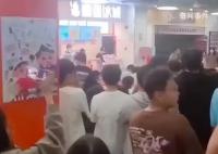 學生吐槽蜜雪店主3歲兒子掀女生裙子 目前警方已介入