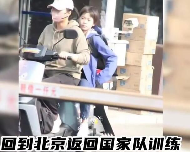 陳若琳騎電車載全紅嬋被舉報沒頭盔 引發(fā)了廣泛關注