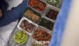 硬臥車廂吃飯吃出滿漢全席的氣勢(shì)