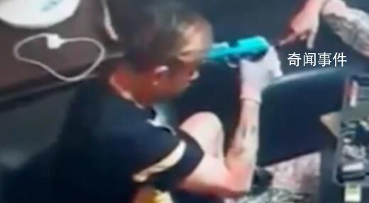 臺黑幫頭目向好友炫槍時將自己打死