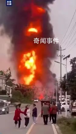 四川一油罐車爆炸燃燒 已致2死2傷