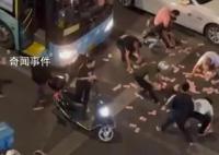 廈門街頭散落大量百元鈔票 引來了眾多人涌上街頭