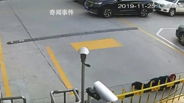 男子意外碾死躺閘桿下老太被判無罪 本案駕駛員二審宣判無罪