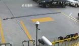 男子意外碾死躺閘桿下老太被判無罪 本案駕駛員二審宣判無罪