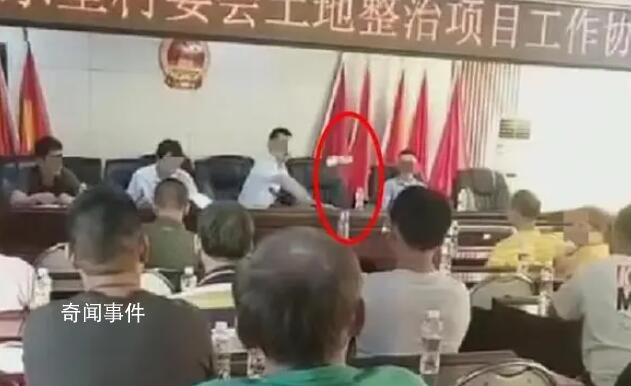 鎮長砸水瓶遭村民拍桌回懟?當地回應
