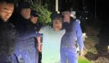 男子殺人逃深山 養8只惡犬防身